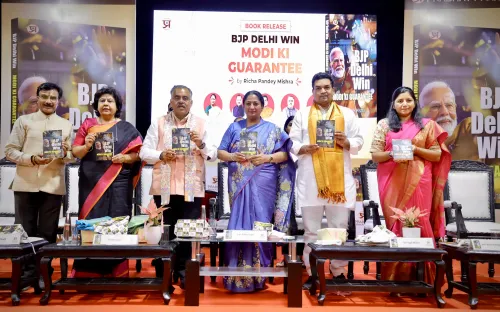 क्या दिल्ली की सीएम ने 'बीजेपी दिल्ली विन-मोदी की गारंटी' पुस्तक का विमोचन किया और महिलाओं की भूमिका को सराहा?
