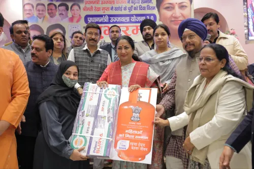 क्या दिल्ली की सीएम रेखा गुप्ता ने मुफ्त उज्ज्वला रसोई गैस सिलेंडर वितरित किए?