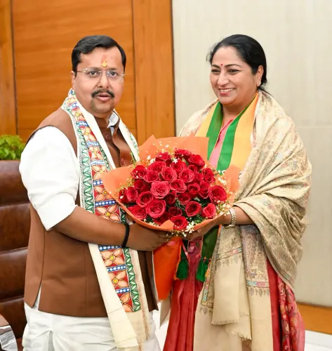 How does Delhi CM Rekha Gupta greet the new BJP President Nitin Nabin?