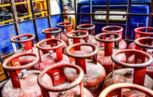 दिल्ली पुलिस ने मुंडका में अवैध एलपीजी सिलेंडर जमाखोरी का खुलासा, 610 सिलेंडर जब्त