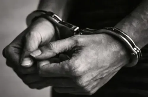 दिल्ली पुलिस ने पकड़े अवैध शराब की 13 पेटियाँ ले जा रहे 3 युवक, पुलिस वाहन को भी मारी थी टक्कर