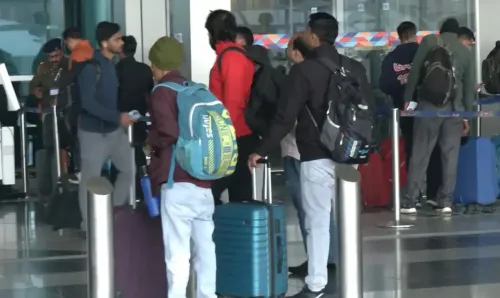 क्या दिल्ली में इंडिगो की फ्लाइट कैंसिलेशन से यात्री फंसे हुए हैं?