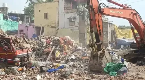 क्या दिल्ली के आजाद मार्केट में तीन मंजिला इमारत ढहने से एक व्यक्ति की मौत हुई?