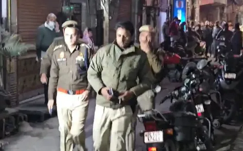 क्या दिल्ली के लक्ष्मी नगर में युवक ने अपनी मां और भाई-बहन की हत्या कर दी?