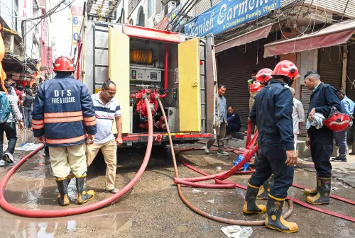 दिल्ली के केशव पुरम में आग लगने से 5 लोग झुलसे, दमकल की तीन गाड़ियां पहुंचीं