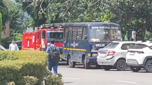 क्या दिल्ली में फिर बम धमाके की धमकी आई है? एयरपोर्ट और स्कूलों को भेजा गया मेल