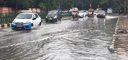 दिल्ली में भारी बारिश: रोहिणी में इमारत ढहने से 3 की मौत, कई इलाकों में जलभराव और पेड़ गिरे