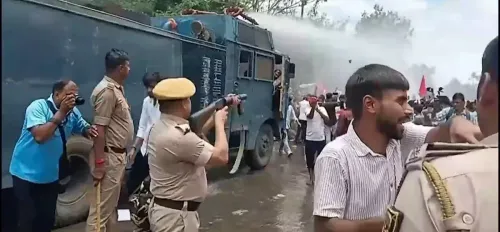 पटना में आइसा का लोकभवन मार्च: पुलिस से झड़प, वाटर कैनन और आंसू गैस का इस्तेमाल