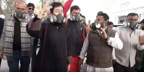 क्या दिल्ली में प्रदूषण के मुद्दे पर 'आप' विधायकों ने विधानसभा परिसर में प्रदर्शन किया?