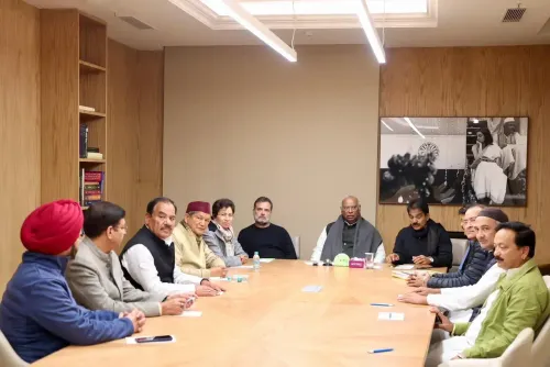 क्या दिल्ली में उत्तराखंड कांग्रेस की महत्वपूर्ण बैठक हुई, जिसमें खड़गे-राहुल गांधी ने चुनावी रणनीति पर ध्यान केंद्रित किया?