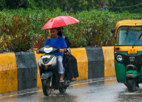 दिल्ली-एनसीआर में 18 जुलाई को येलो अलर्ट: बारिश, बिजली और 40 किमी/घंटा हवाएं, 20 से 23 जुलाई तक गर्मी से राहत