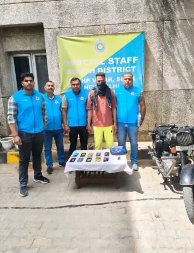 दिल्ली पुलिस ने 10 चोरी के मोबाइल के साथ एक युवक को गिरफ्तार किया