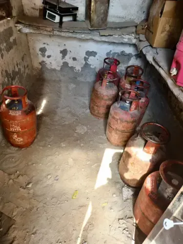 Delhi Police Dismantles LPG Hoarding and Black Market Scheme, 75 Cylinders Confiscated
