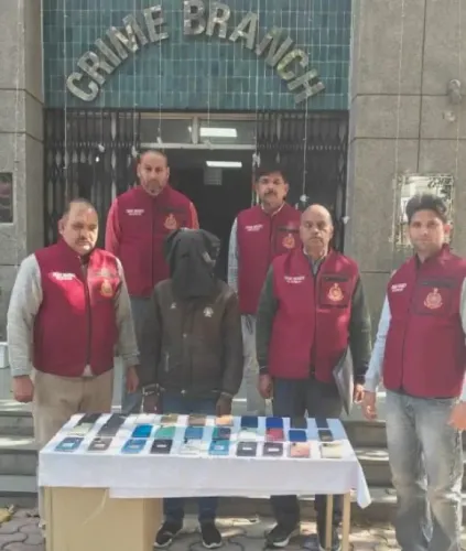 क्या दिल्ली पुलिस क्राइम ब्रांच ने एक घोषित अपराधी को गिरफ्तार किया और चोरी के 30 मोबाइल बरामद किए?