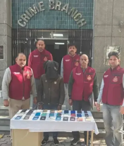 दिल्ली पुलिस क्राइम ब्रांच ने घोषित अपराधी को किया गिरफ्तार, चोरी के 30 मोबाइल बरामद