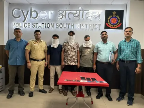 दिल्ली पुलिस ने APK फ्रॉड सिंडिकेट का भंडाफोड़ किया, अहमदाबाद से 3 गिरफ्तार; ₹6.57 लाख की ठगी का खुलासा
