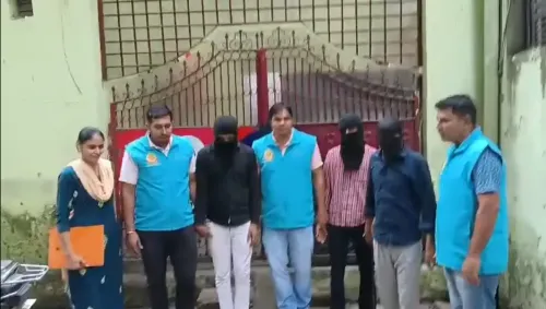 दिल्ली पुलिस ने गांजा तस्करी गिरोह तोड़ा: साड़ी बॉक्स और RO कार्टन में छिपाकर आती थी खेप, तीन गिरफ्तार