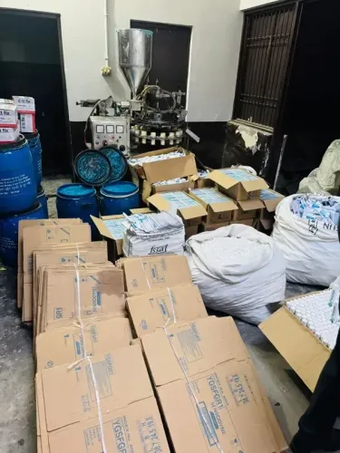 दिल्ली पुलिस ने खंजावाला में नकली सेंसोडाइन टूथपेस्ट फैक्ट्री का पर्दाफाश किया, एक गिरफ्तार