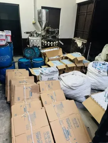 दिल्ली पुलिस ने खंजावाला में नकली सेंसोडाइन टूथपेस्ट फैक्ट्री का पर्दाफाश किया, एक गिरफ्तार