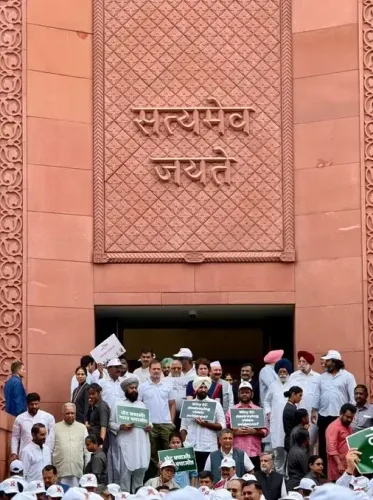 क्या दिल्ली पुलिस ने विपक्षी सांसदों को हिरासत में लिया? राहुल गांधी बोले- यह संविधान बचाने की लड़ाई है