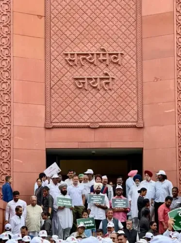 दिल्ली पुलिस ने विपक्षी सांसदों को हिरासत में लिया, राहुल गांधी बोले- यह संविधान बचाने की लड़ाई