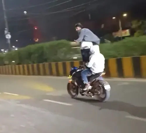 दिल्ली पुलिस ने बाइक स्टंट करने वालों पर सख्त कार्रवाई, चालान जारी