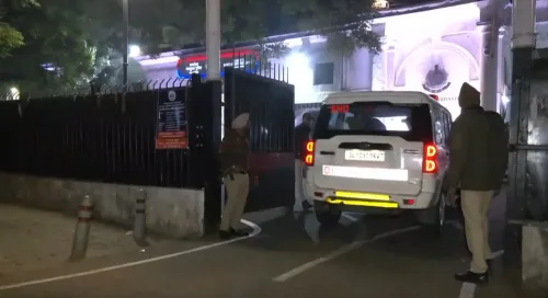 क्या दिल्ली प्रदूषण के खिलाफ प्रदर्शन में पुलिस पर मिर्ची स्प्रे से हमला हुआ?