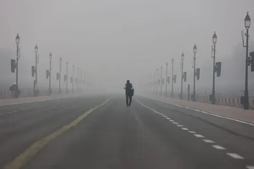Dense Fog Covers Delhi-NCR; IMD Forecasts Light Rain and Temperature Decline