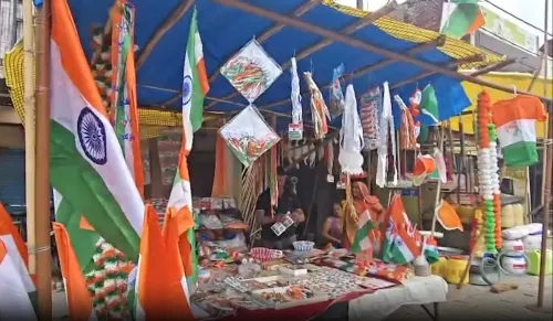 स्वतंत्रता दिवस 2026: कौशांबी से प्रतापगढ़ तक तिरंगे के रंगों में रंगे बाज़ार, 'हर घर तिरंगा' अभियान जोरों पर