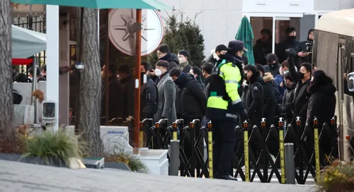 Police Asked to Execute Warrant for Detained President Yoon in South Korea