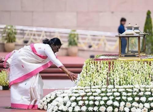 New Delhi: President Droupadi Murmu pays homage at National War Memorial