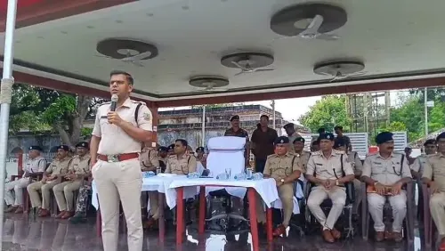 धनबाद पुलिस की अनूठी पहल: 700 आपराधिक रिकॉर्ड वाले लोगों की परेड, अपराध छोड़ने की शपथ