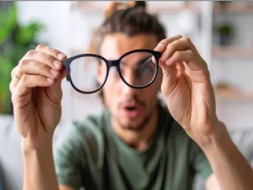 क्या आपकी दृष्टि धुंधली हो रही है? जानें मोतियाबिंद के संकेत