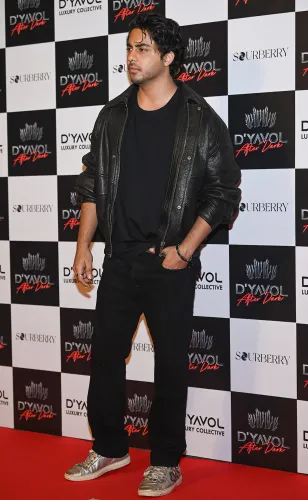 Did Aryan Khan Really Show His Middle Finger at a Bengaluru Pub?