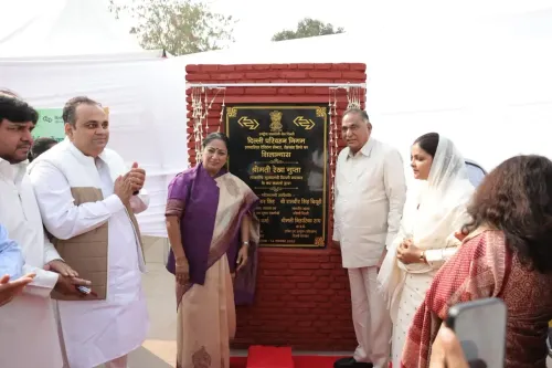 क्या सीएम रेखा गुप्ता ने 50 इलेक्ट्रिक बसों को समर्पित किया और स्वचालित वाहन परीक्षण स्टेशन की आधारशिला रखी?