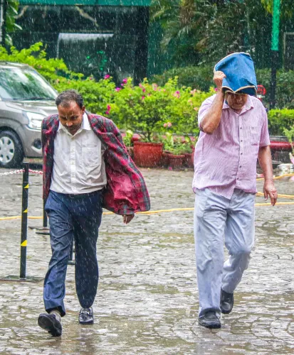 दिल्ली-एनसीआर में येलो अलर्ट: 5 अगस्त को हल्की से मध्यम बारिश, तापमान 33°C रहने का अनुमान