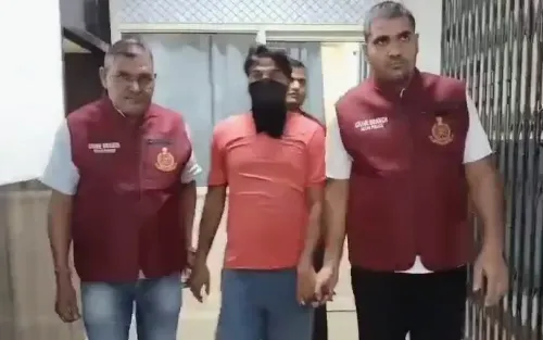 क्या दिल्ली पुलिस ने डेबिट कार्ड स्वैपिंग के फरार अपराधी को दबोचा?