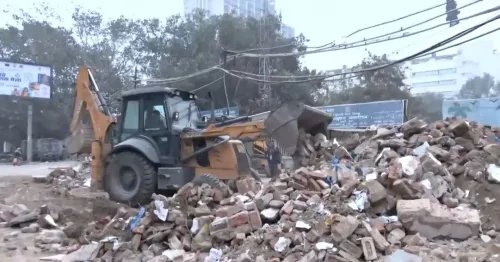 क्या दिल्ली के तुर्कमान गेट इलाके में अवैध निर्माण के खिलाफ कार्रवाई जारी है?