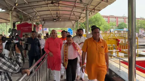 Dr. Jitendra Singh attends puja at Connaught Place temple for PM Modi's record tenure