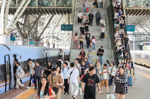 ड्रैगन बोट फेस्टिवल 2025: चीन में तीन दिनों में 65.28 करोड़ यात्राएँ, रेलवे में 2.97% वृद्धि
