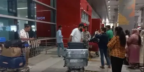दुबई से दिल्ली एयरपोर्ट पर पहुंचे यात्रियों का कहना है, हालात बेहतर हुए हैं, सरकार दे रही है मदद