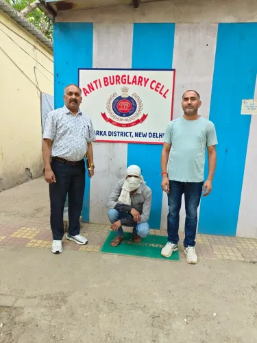 द्वारका पुलिस ने हत्या के प्रयास में 3 साल से फरार घोषित अपराधी अवनीश को विकास नगर से दबोचा