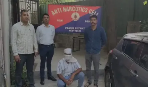 द्वारका पुलिस का 'नशे पर लगाम, देश को सलाम' अभियान: 3,850 क्वार्टर अवैध शराब जब्त, दो गिरफ्तार