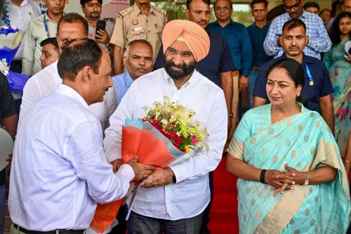 मंजिंदर सिंह सिरसा और रेखा गुप्ता ने किया सहकारी वैन को रवाना