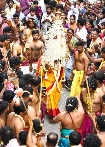 बेंगलुरु: भक्तों ने करगा जुलूस में भाग लिया