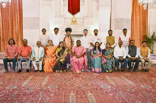 नई दिल्ली: राष्ट्रपति मुर्मू ने राष्ट्रपति भवन में कलाकारों से की मुलाकात