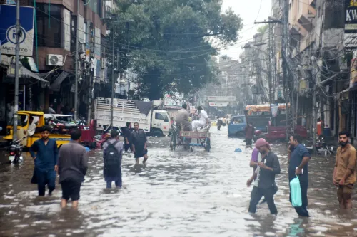 लाहौर की सड़कों पर मानसूनी बाढ़, लोग पानी में चलने को मजबूर