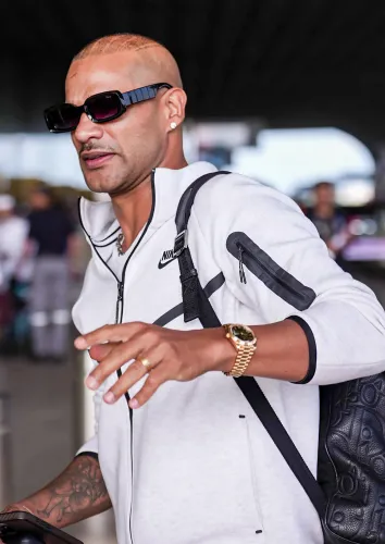 मुंबई: शिखर धवन एयरपोर्ट पर देखे गए