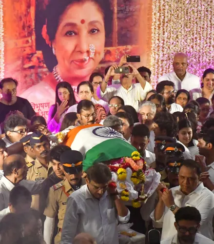 मुंबई: आशा भोसले के शव को अंतिम संस्कार के लिए ले जाया गया