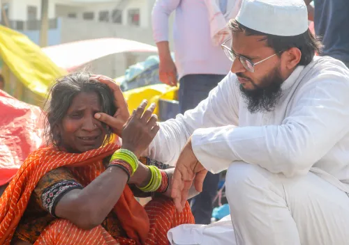 लखनऊ: आग से प्रभावित परिवारों को विकास नगर में राहत मिली